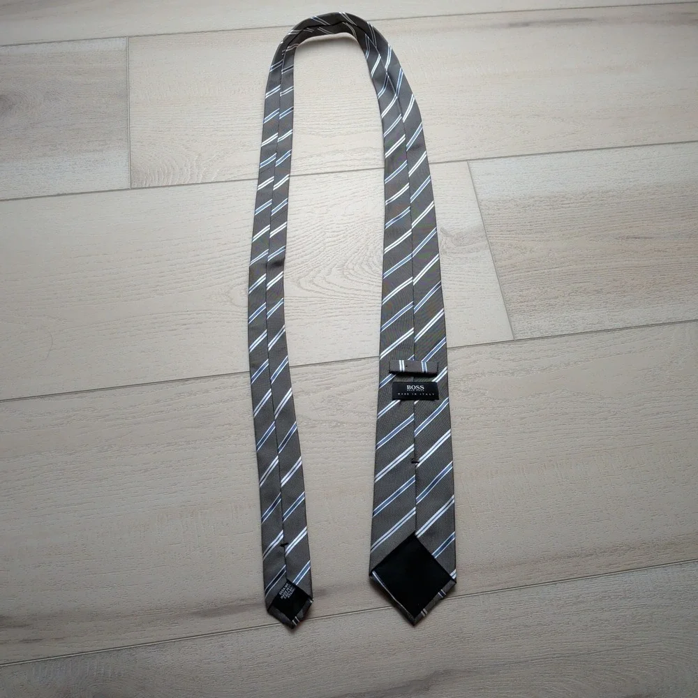 Boss by Hugo Boss Classic Tie NecktieGray Blue‎ Striped 100% Silk Made in Italy